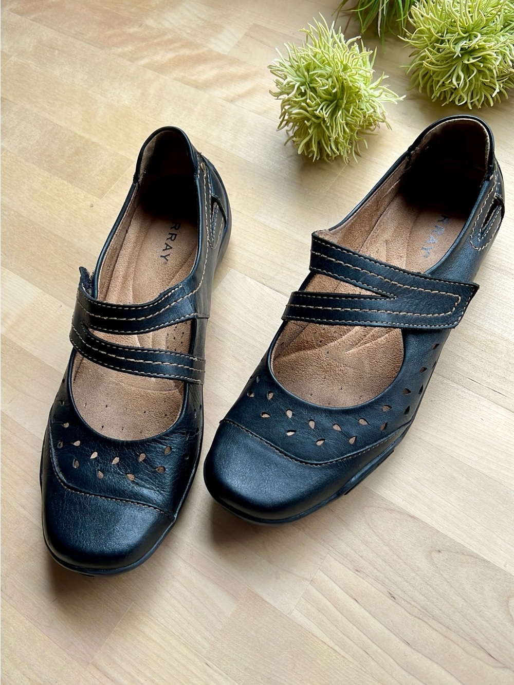 ARRAY Women’s Black Leather Flat Breeze Mary Jane Strap Shoes Narrow Size 7N